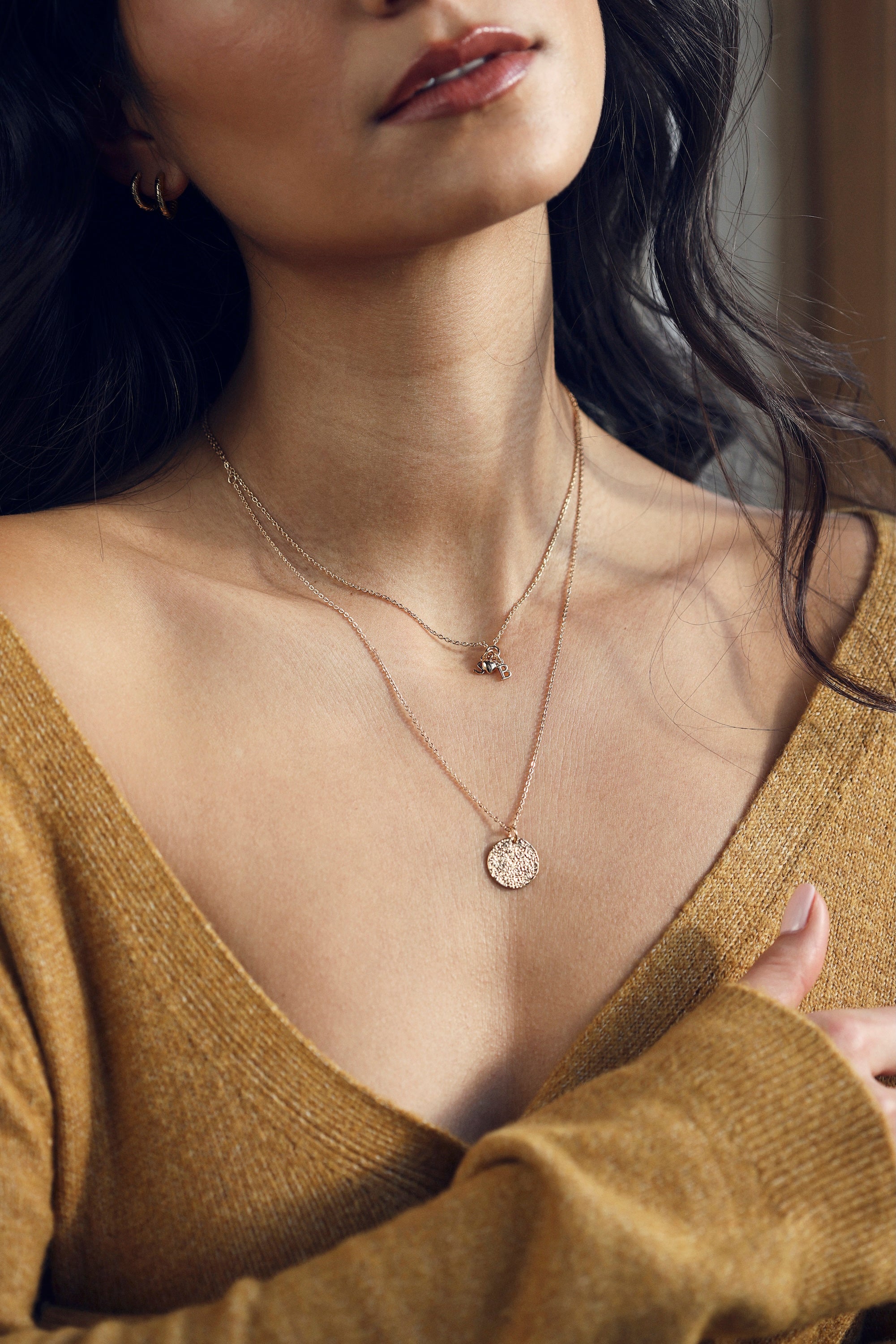 Médaille réversible dorée avec une face texturée et une face lisse pour gravure Nessie M - Bijou porté