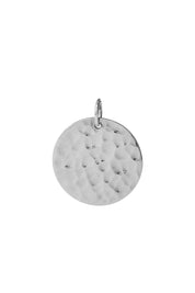 Médaille réversible en argent Elodie M  avec une face texturée et une face lisse pour gravure - Bijou photographié dans un décor rose et blanc avec les autres tailles de la médaille Elodie