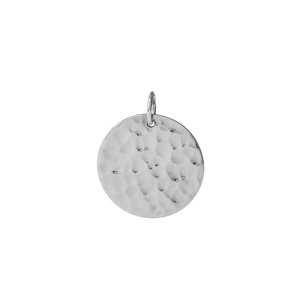 Médaille réversible en argent Elodie  S avec une face texturée et une face lisse pour gravure - Bijou photographié dans un décor rose et blanc avec les autres tailles de la médaille Elodie