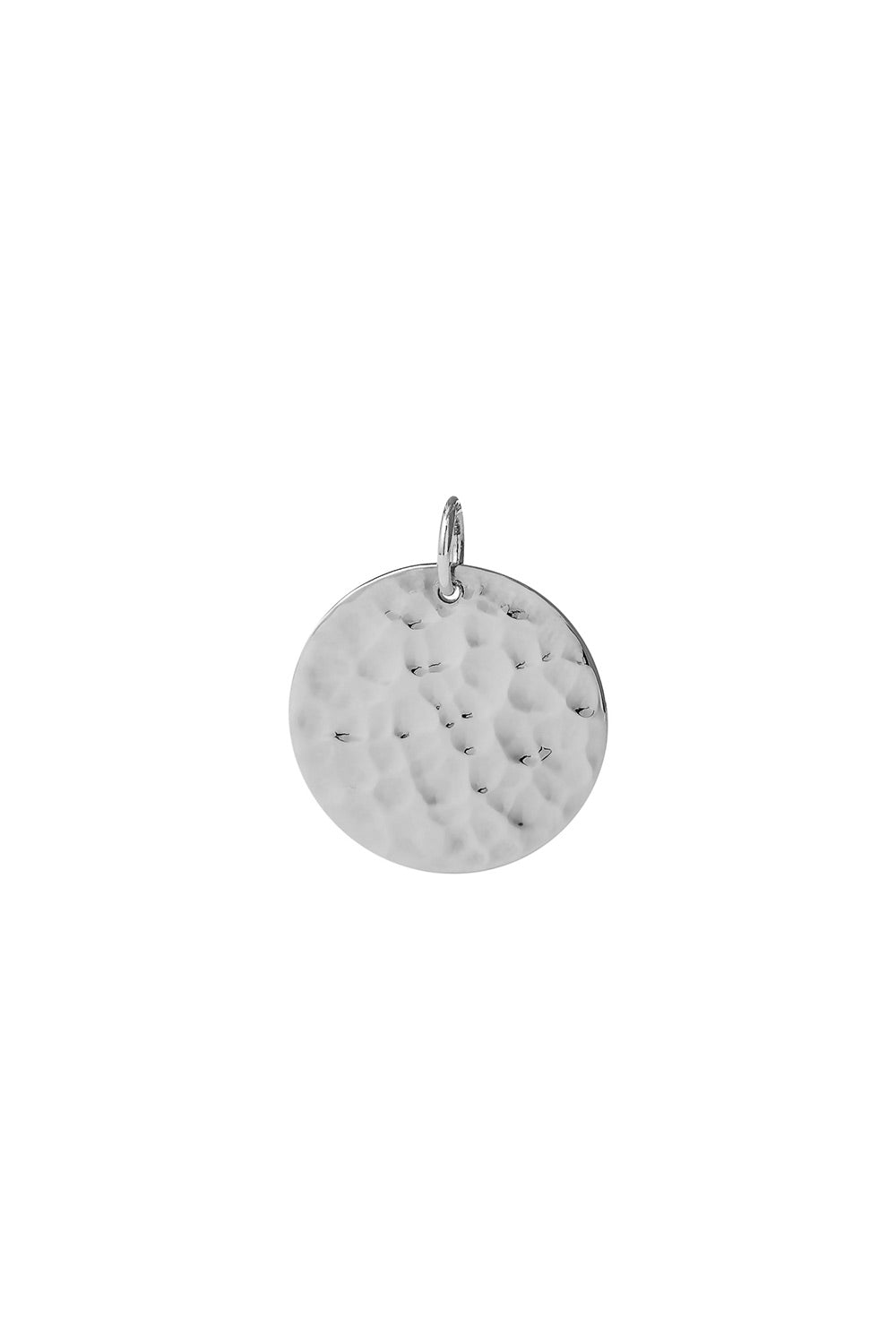 Médaille réversible en argent Elodie  S avec une face texturée et une face lisse pour gravure - Bijou photographié dans un décor rose et blanc avec les autres tailles de la médaille Elodie