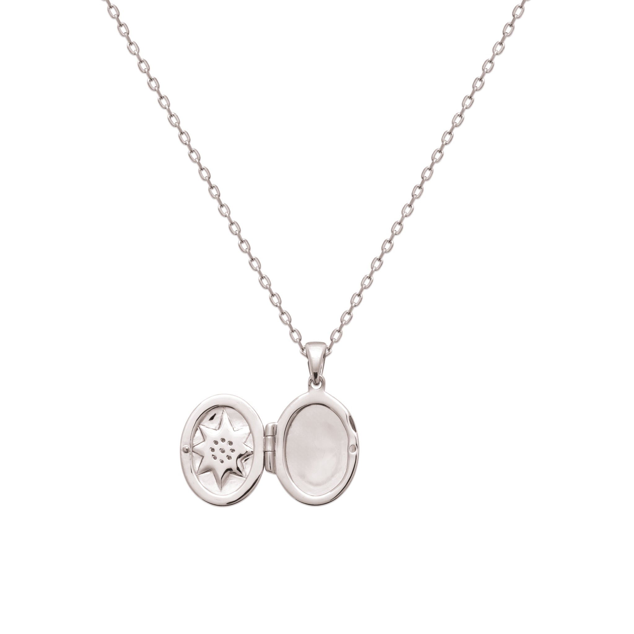 Médaillon ouvrant Elvira argent ovale avec étoile polaire sertie de zircons - Bijou photographié sur fond blanc