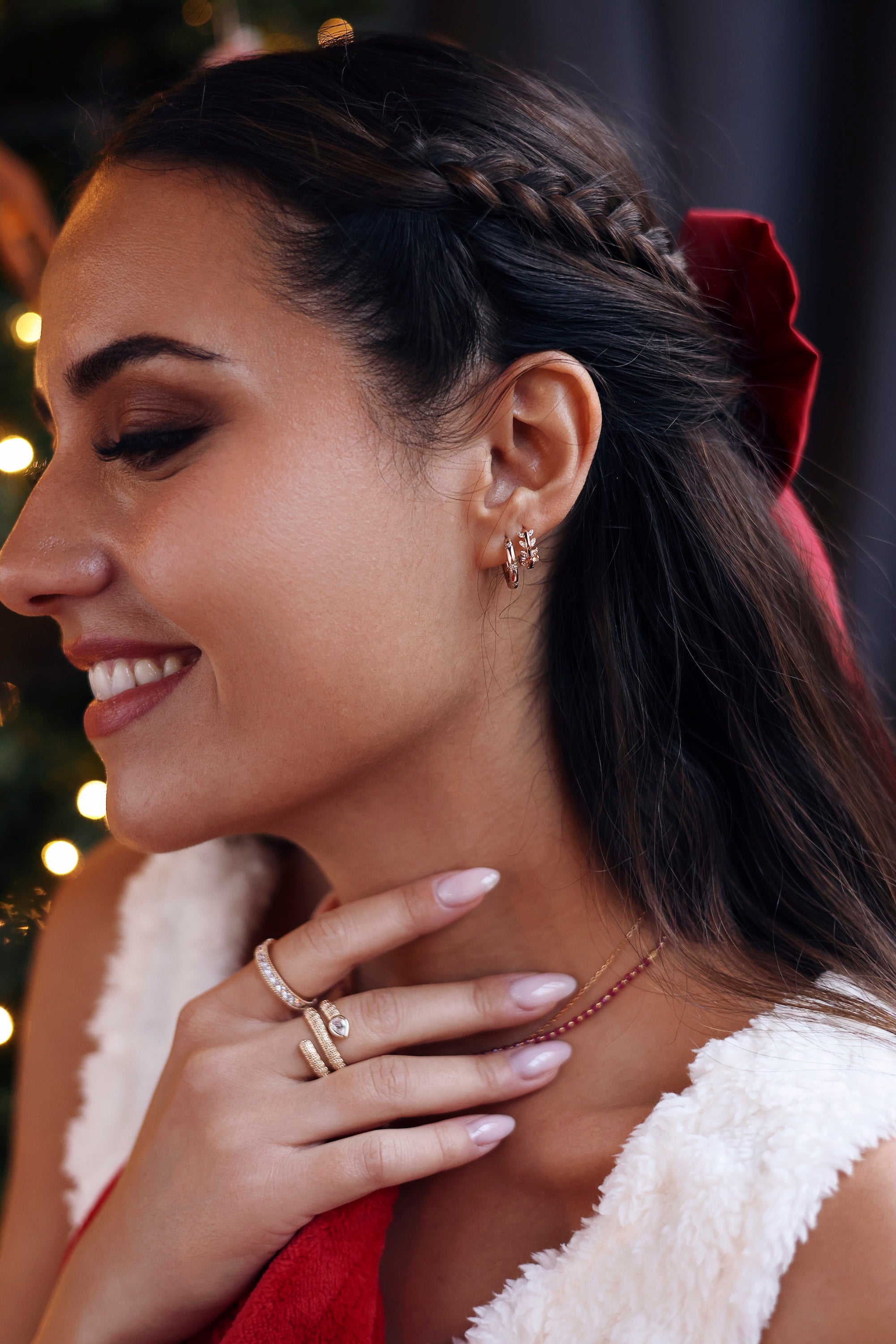 Boucles d'oreilles mini créoles dorées Ariella ornées de zircons - Bijou porté