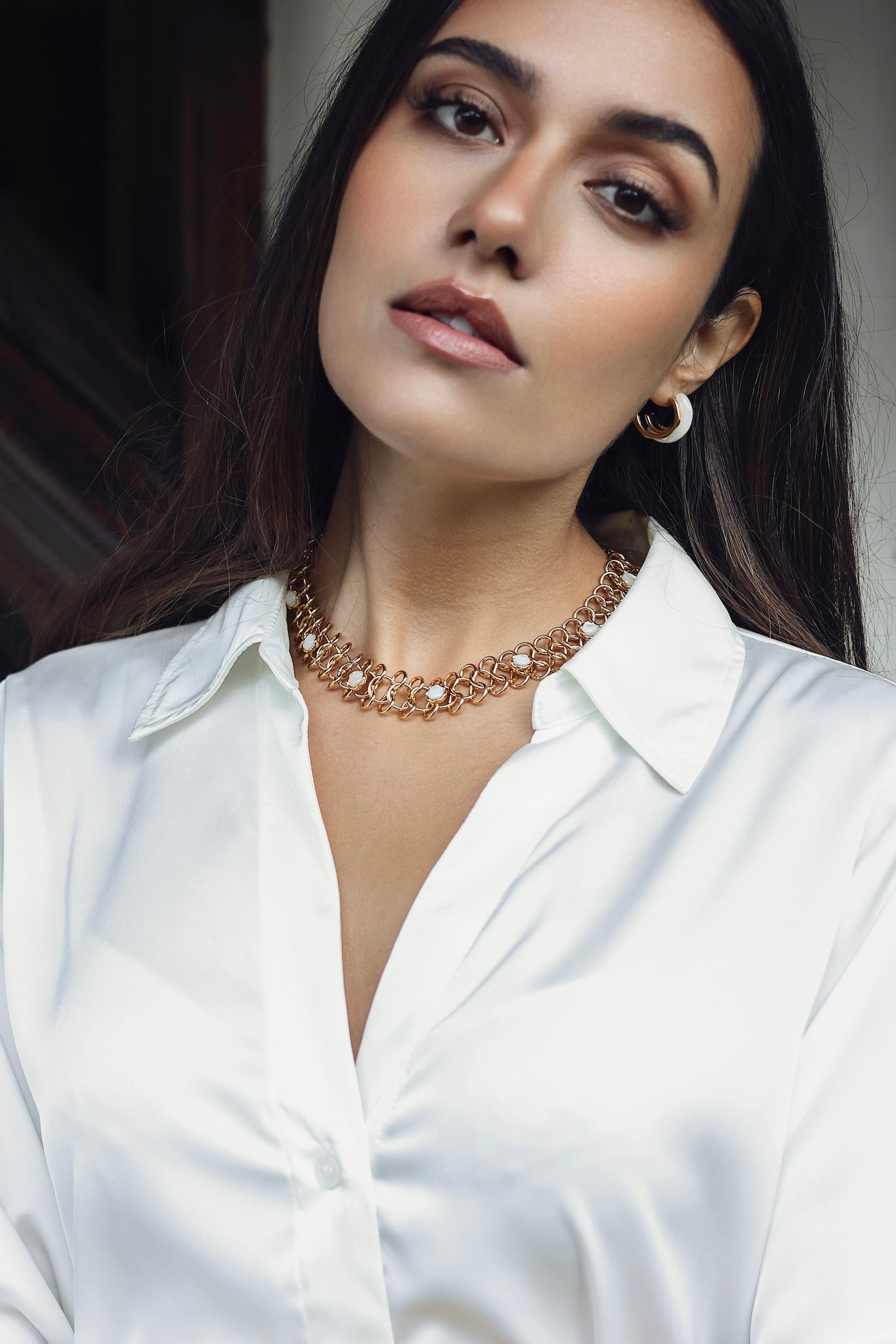 Boucles d'oreilles mini créoles dorées Camy blanc crème avec acétate colorée - Bijou porté