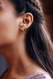 Créoles dorées Hedda vert et rose avec motifs orientaux sertis de zircons colorés vert et rose - Bijou porté