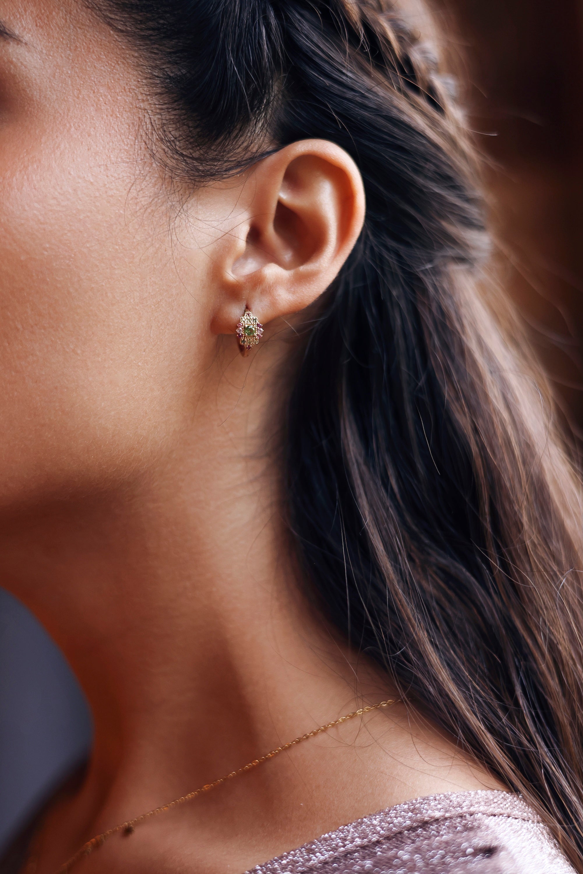 Créoles dorées Hedda vert et rose avec motifs orientaux sertis de zircons colorés vert et rose - Bijou porté