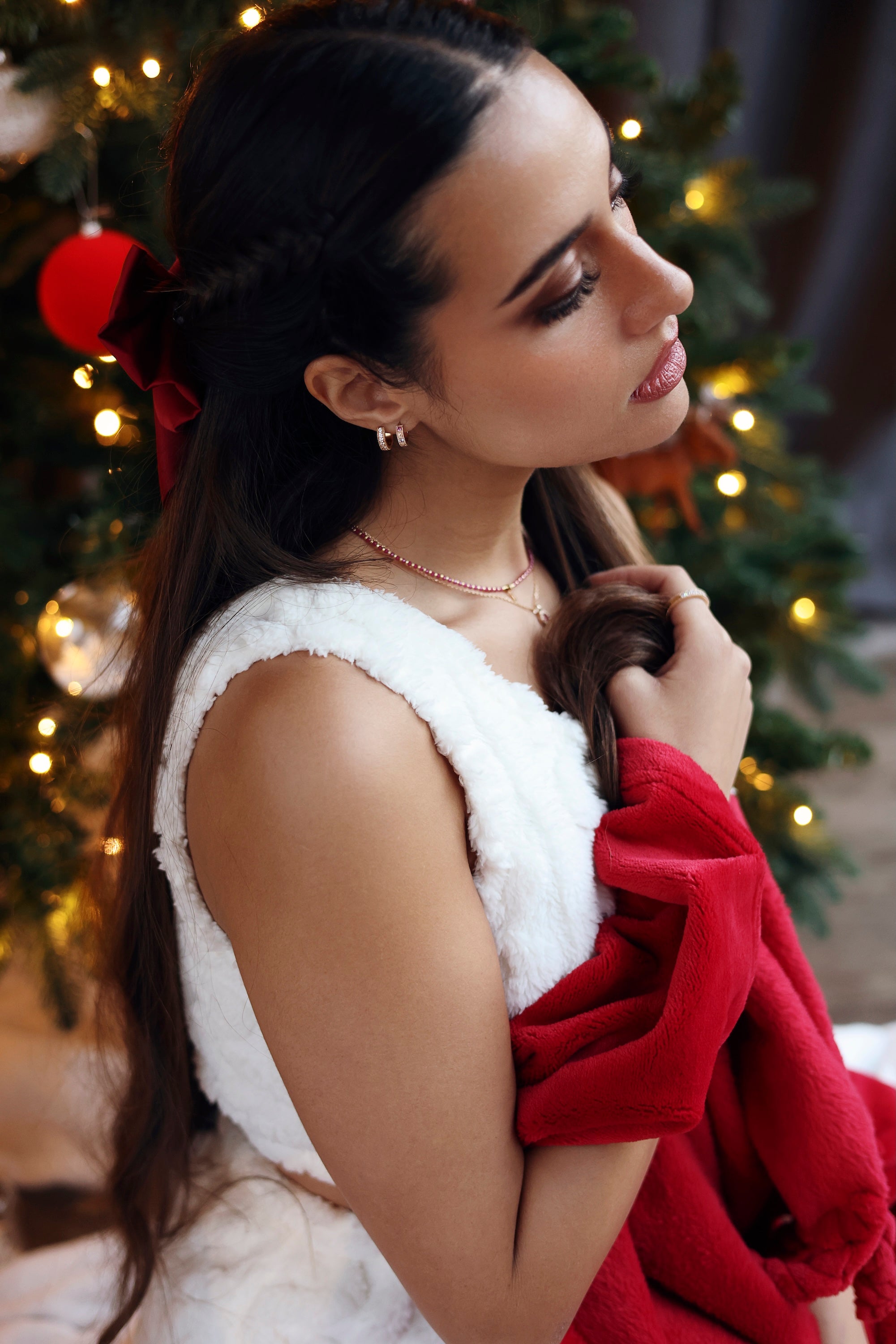 Créoles dorées Keliani ornées de zircons colorés pastels - Bijou porté