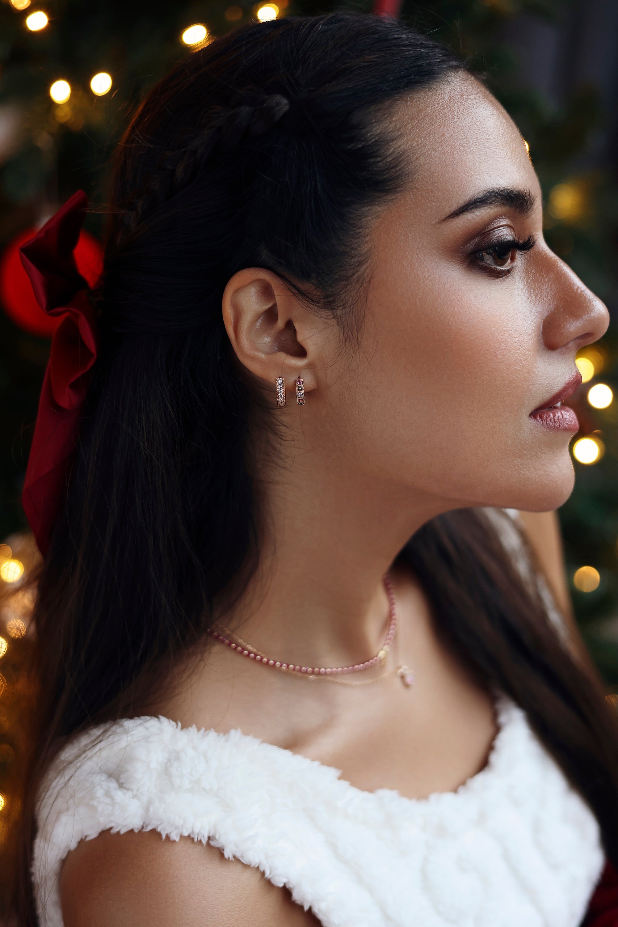 Créoles dorées Keliani ornées de zircons colorés pastels - Bijou porté