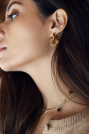 Mini créoles dorées Louna sable fleurs colorées - Bijou porté