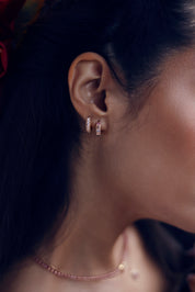 Créoles dorées Marla ornées de zircons - Bijou porté