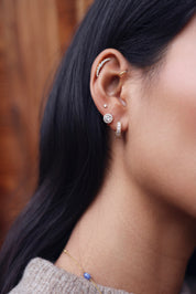 Créoles dorées Marla ornées de zircons - Bijou porté