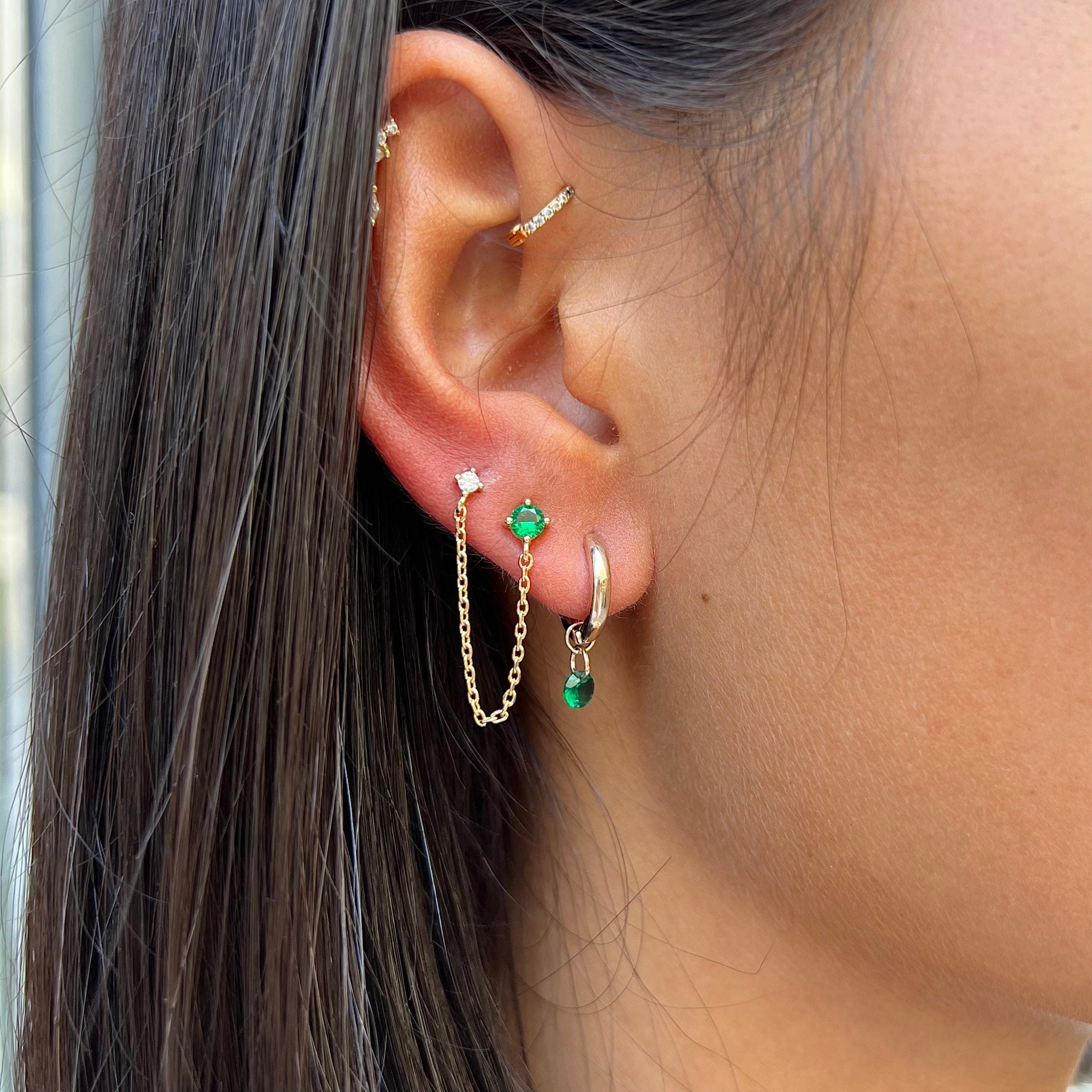 Mini créoles dorées avec pendentif zircon vert - Bijou porté