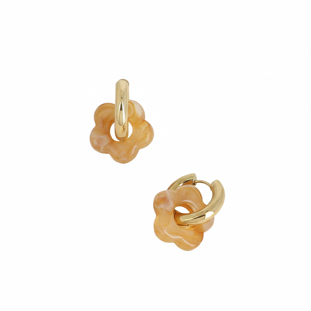 Mini créoles dorées Louna sable fleurs colorées - Bijou photographié sur fond blanc