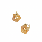 Mini créoles dorées Louna sable fleurs colorées - Bijou photographié sur fond blanc