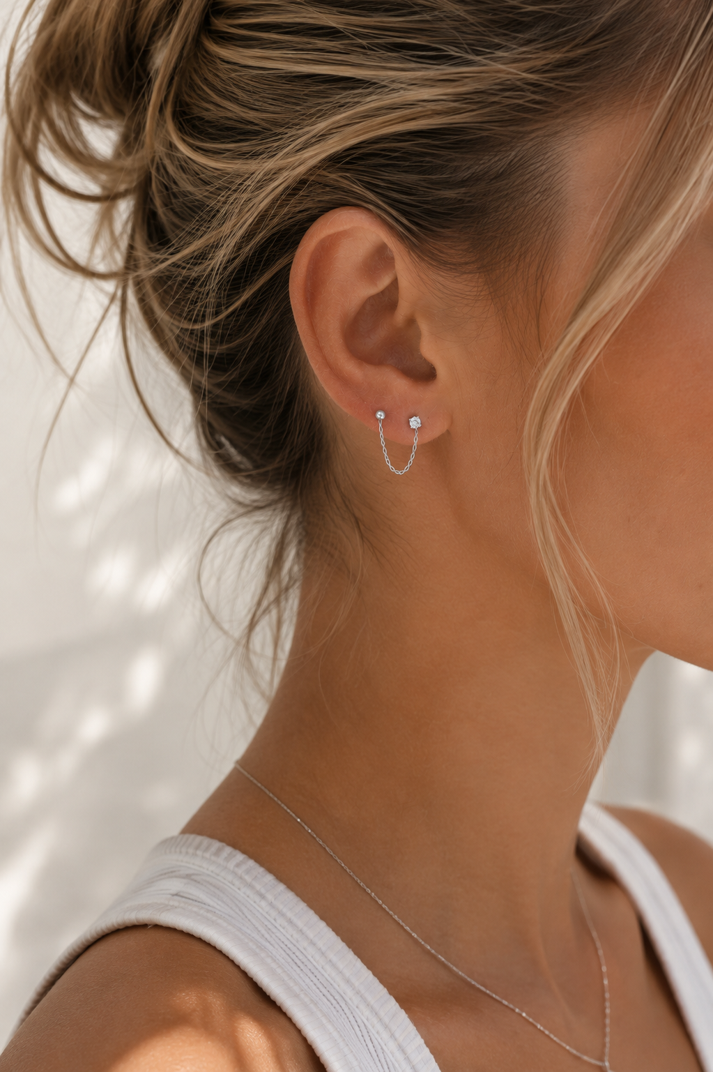 Boucle d'oreille monoboucle à l'unité Bénadia en argent chaîne reliant un zircon et une perle - Bijou porté