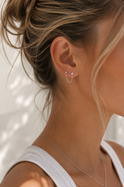 Boucle d'oreille monoboucle à l'unité Bénadia en argent chaîne reliant un zircon et une perle - Bijou porté