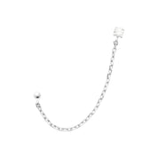 Boucle d'oreille monoboucle à l'unité Bénadia en argent chaîne reliant un zircon et une perle - Bijou sur fond blanc