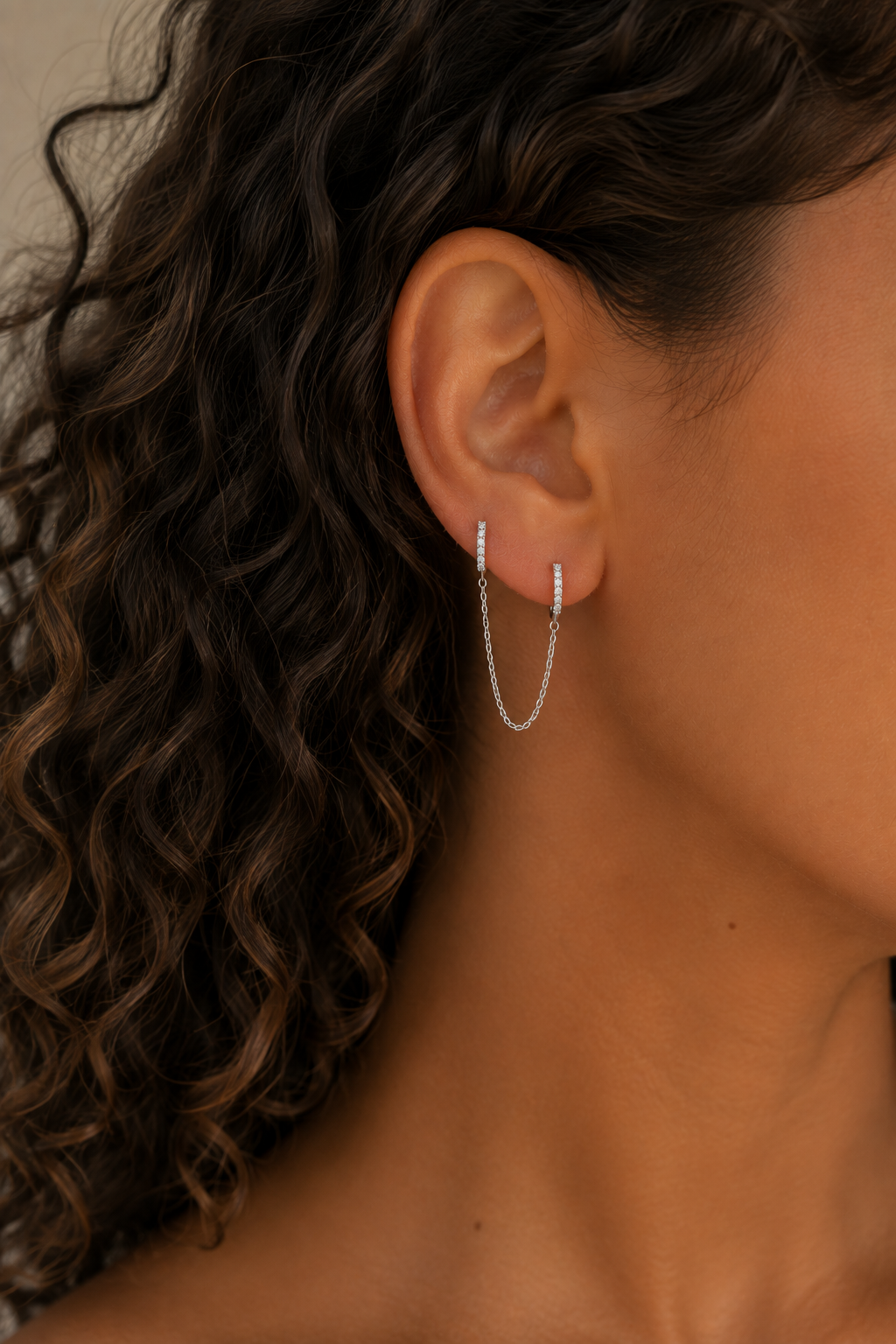 Boucle d'oreille monoboucle Aurora à l'unité en argent créoles ornées de zircons reliées par une chaîne - Bijou porté