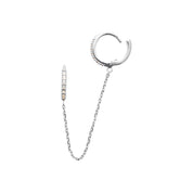 Boucle d'oreille monoboucle Aurora à l'unité en argent créoles ornées de zircons reliées par une chaîne - Bijou sur fond blanc
