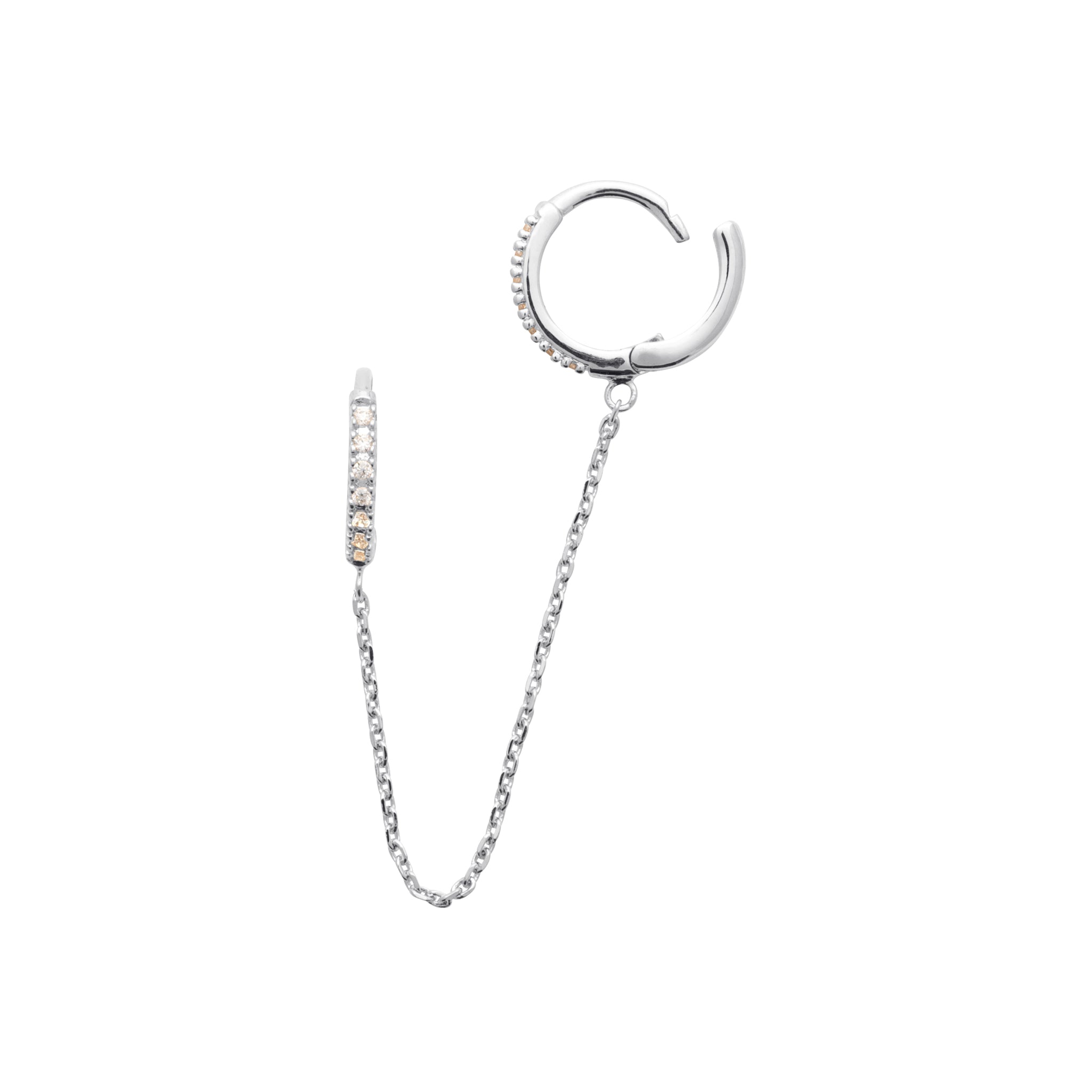 Boucle d'oreille monoboucle Aurora à l'unité en argent créoles ornées de zircons reliées par une chaîne - Bijou sur fond blanc