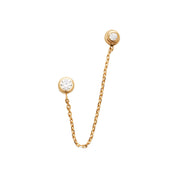 Boucle d'oreille Lya monoboucle à l'unité dorée ornée de zircons - Bijou sur fond blanc