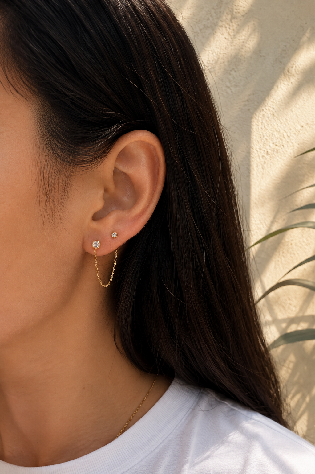 Boucle d'oreille Lya monoboucle à l'unité dorée ornée de zircons - Bijou porté