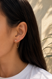 Boucle d'oreille Lya monoboucle à l'unité dorée ornée de zircons - Bijou porté