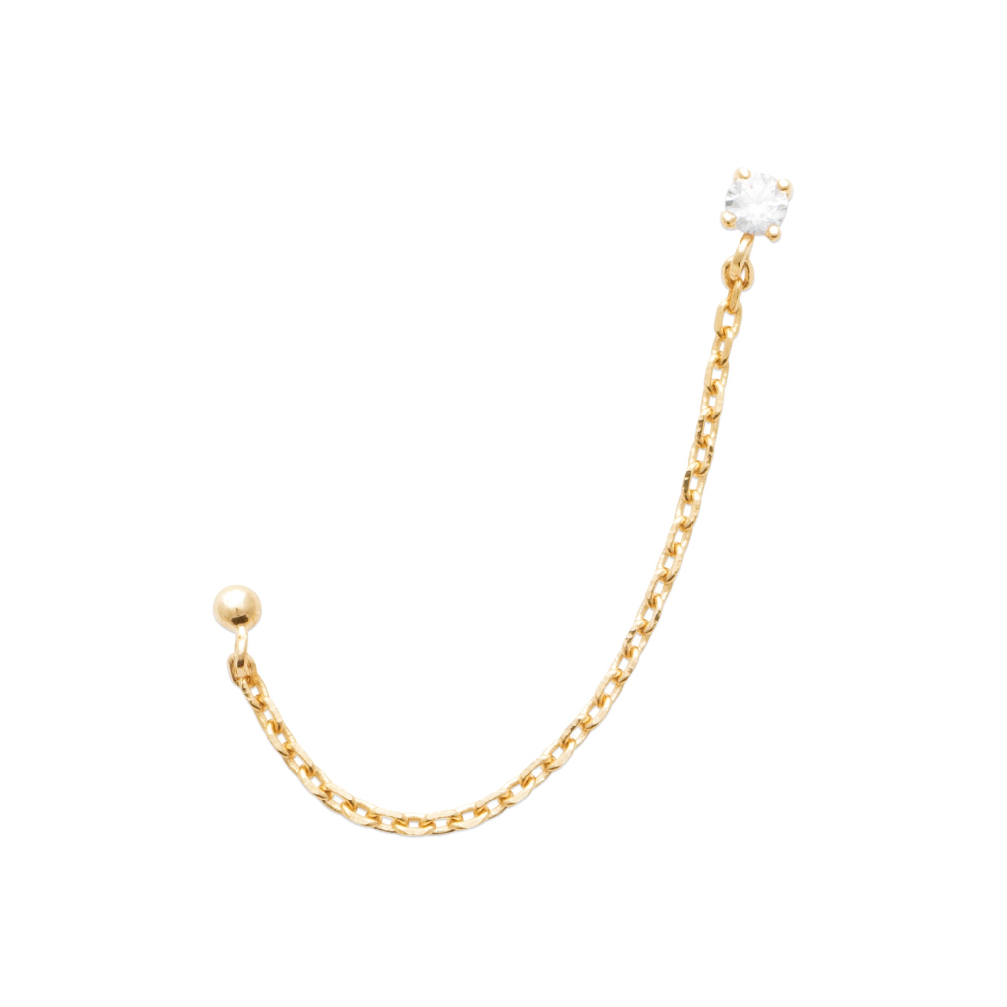 Boucle d'oreille monoboucle Bénadia à l'unité dorée chaîne reliant un zircon et une perle - Bijou sur fond blanc