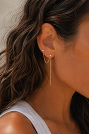 Boucle d'oreille monoboucle Mélia à l'unité dorée ornée de zircons et de chaînes - Bijou porté