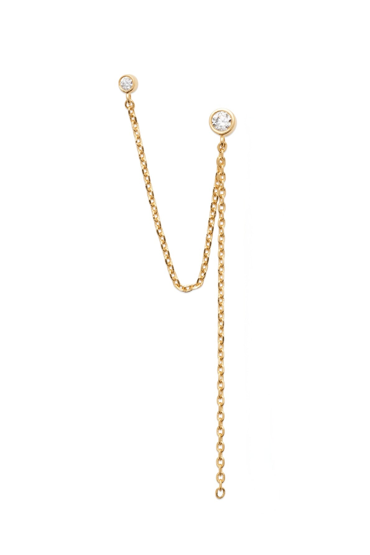 Boucle d'oreille monoboucle Mélia à l'unité dorée ornée de zircons et de chaînes - Bijou sur fond blanc