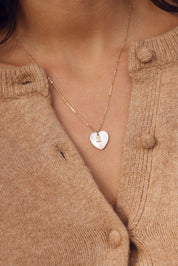Pendentif cœur en nacre à personnaliser avec lettre de l'alphabet ou charm - Bijou porté