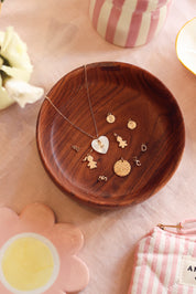 Pendentif cœur en nacre à personnaliser avec lettre de l'alphabet ou charm - Bijou photographié dans une coupole en bois