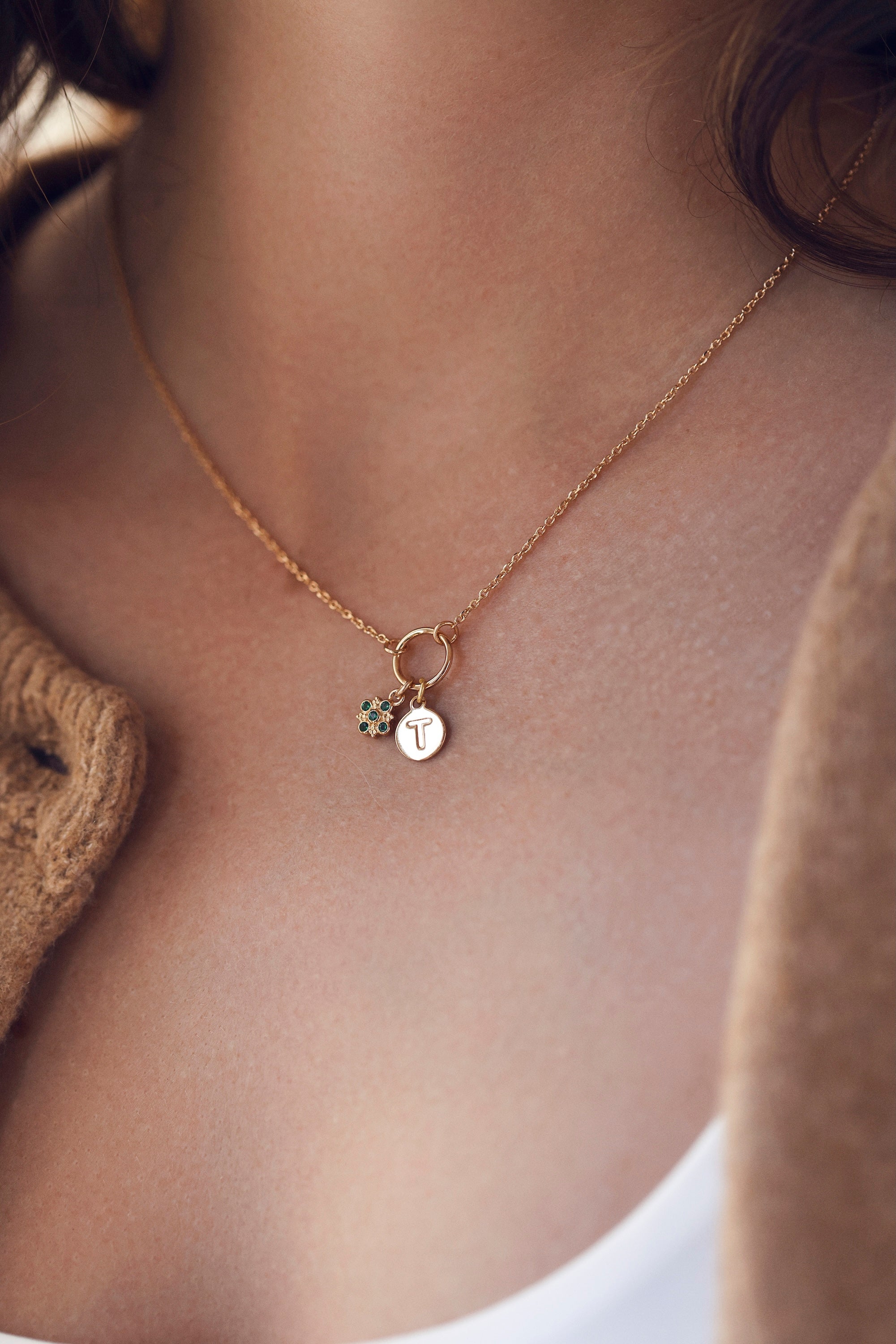 Charm doré zircons Fleur vert - Bijou porté