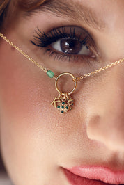 Charm doré zircons Fleur vert - Bijou porté devant un oeil