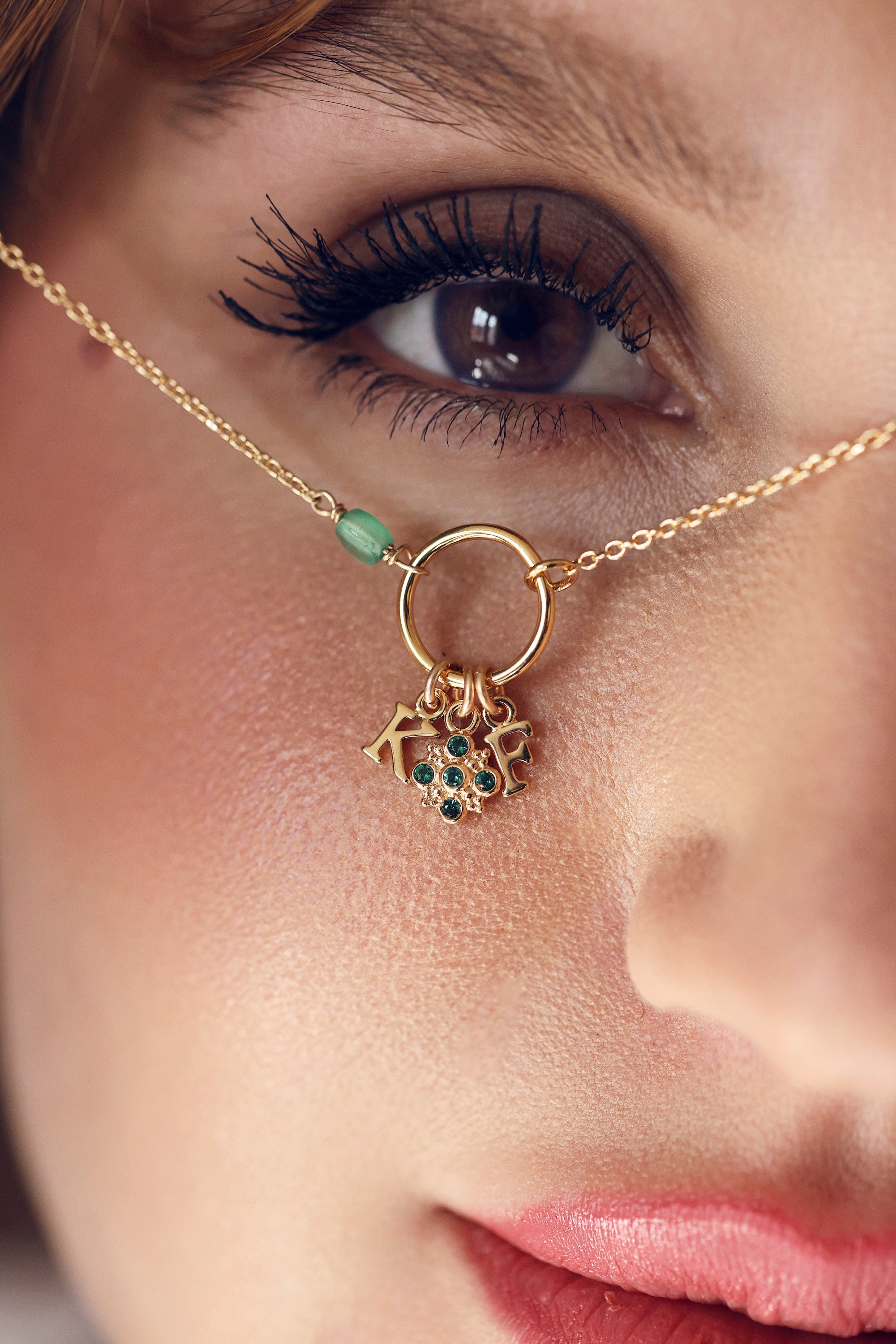 Charm doré zircons Fleur vert - Bijou porté devant un oeil