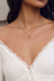 Charm doré zircons Fleur blanc - Bijou porté