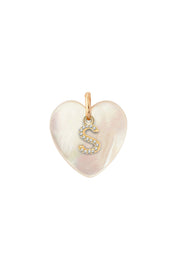 Pendentif coeur en nacre pour collier personnalisable doré initiale et charm - Bijou sur fond blanc