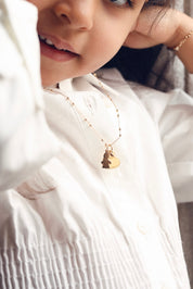 Pendentif initiale doré petite fille - Bijou porté