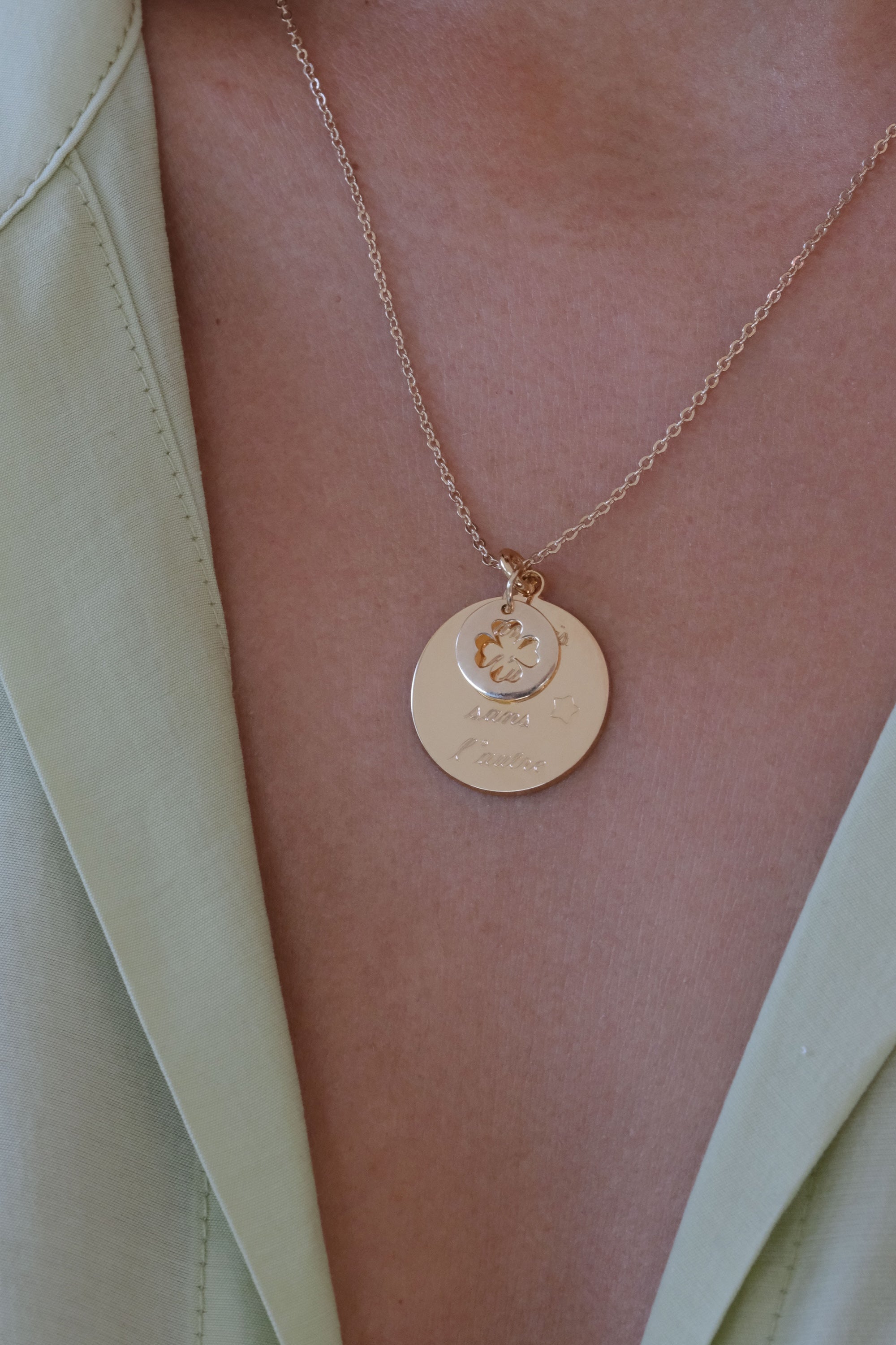 Charm doré médaillon Trèfle ajouré - Bijou porté