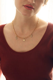 Pendentif doré petit garçon - Bijou porté