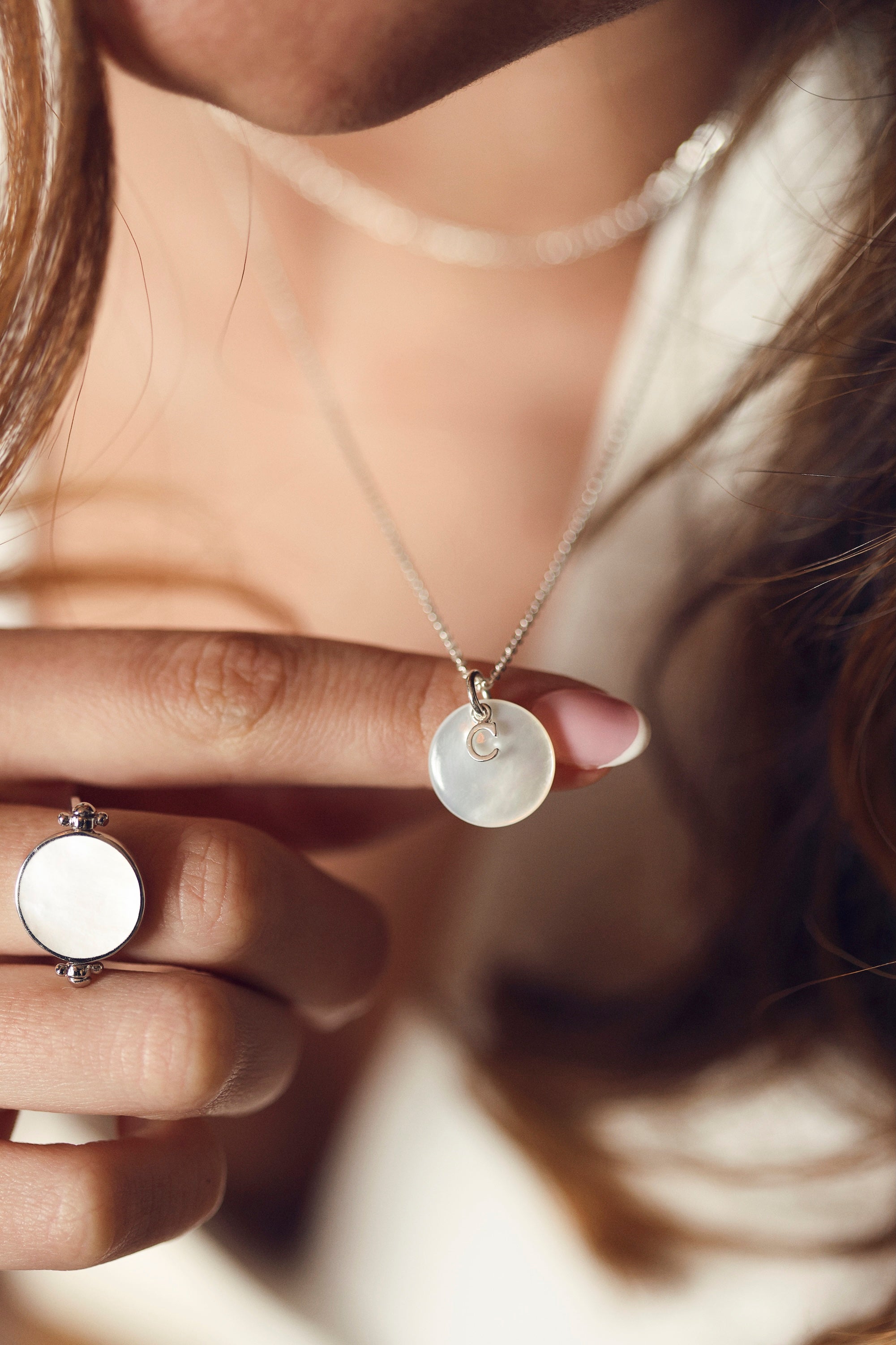 Pendentif rond en nacre à personnaliser avec lettre de l'alphabet ou charm - Bijou porté