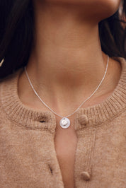 Pendentif rond en nacre à personnaliser avec lettre de l'alphabet ou charm - Bijou porté