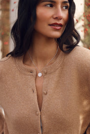 Pendentif rond en nacre à personnaliser avec lettre de l'alphabet ou charm - Bijou porté