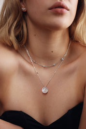 Pendentif rond en nacre à personnaliser avec lettre de l'alphabet ou charm - Bijou porté