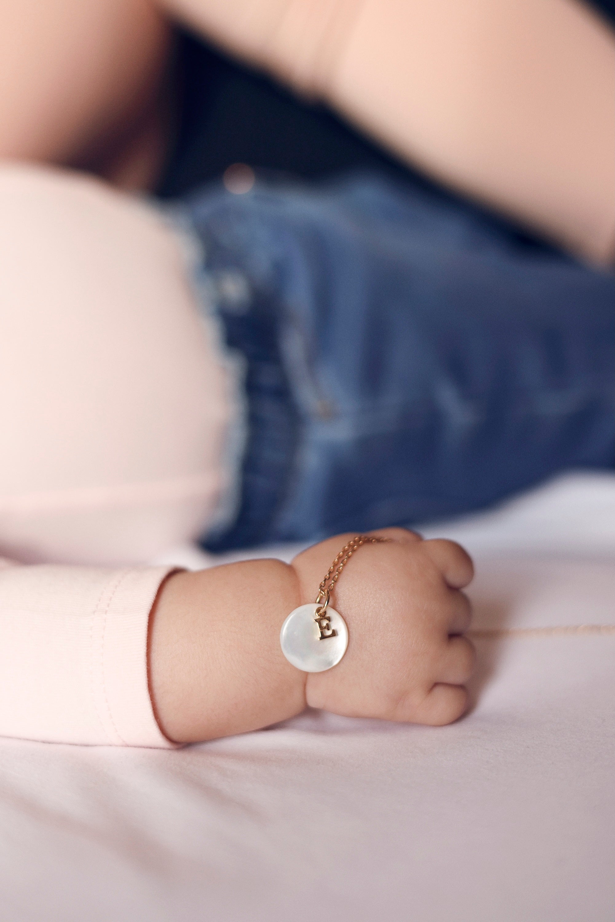  Pendentif rond en nacre à personnaliser avec lettre de l'alphabet ou charm - Bijou porté dans la main d'un bébé