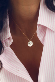 Pendentif rond en nacre à personnaliser avec lettre de l'alphabet ou charm - Bijou porté