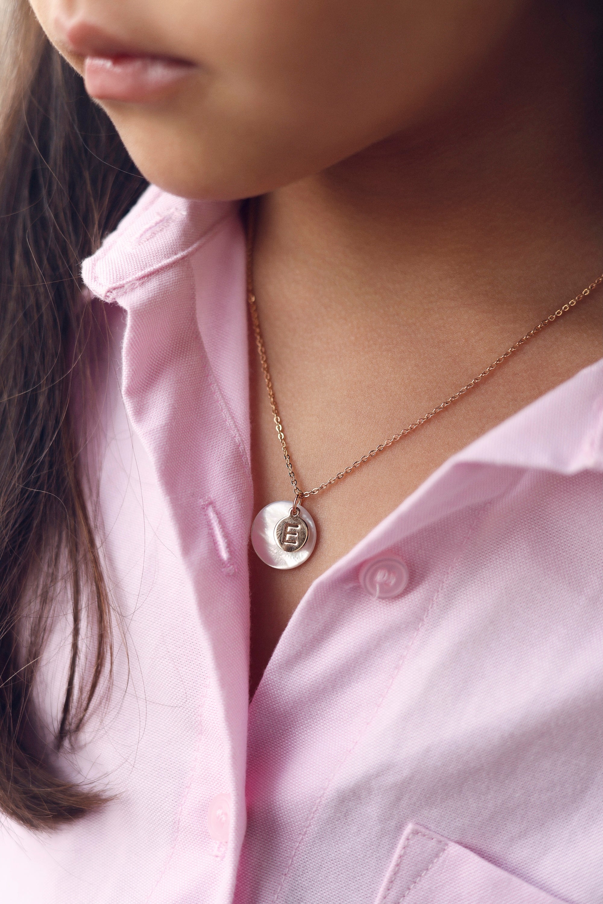 Pendentif rond en nacre à personnaliser avec lettre de l'alphabet ou charm - Bijou porté