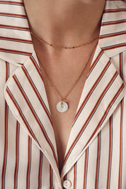 Pendentif rond en nacre à personnaliser avec lettre de l'alphabet ou charm - Bijou porté