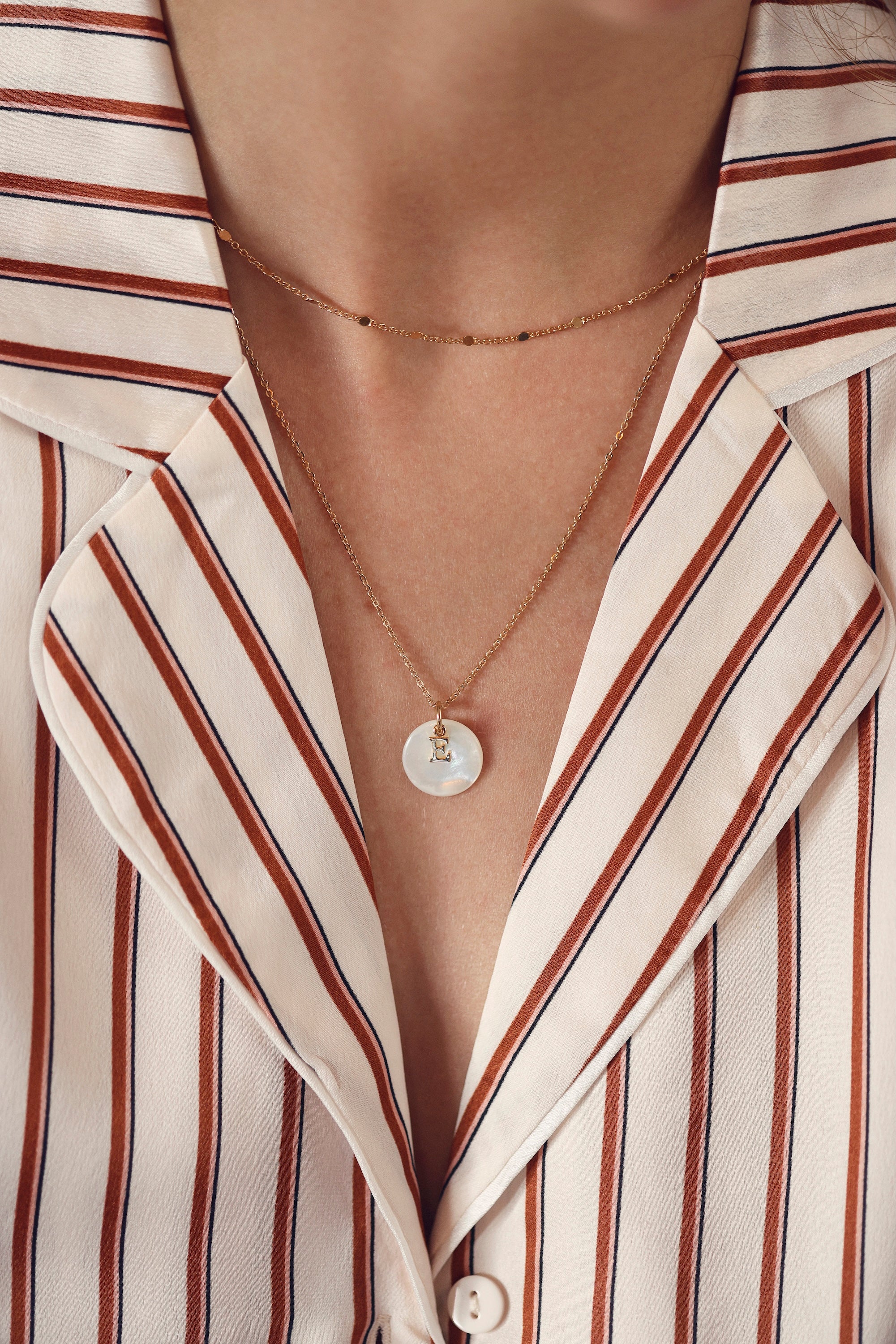 Pendentif rond en nacre à personnaliser avec lettre de l'alphabet ou charm - Bijou porté