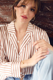 Pendentif rond en nacre à personnaliser avec lettre de l'alphabet ou charm - Bijou porté