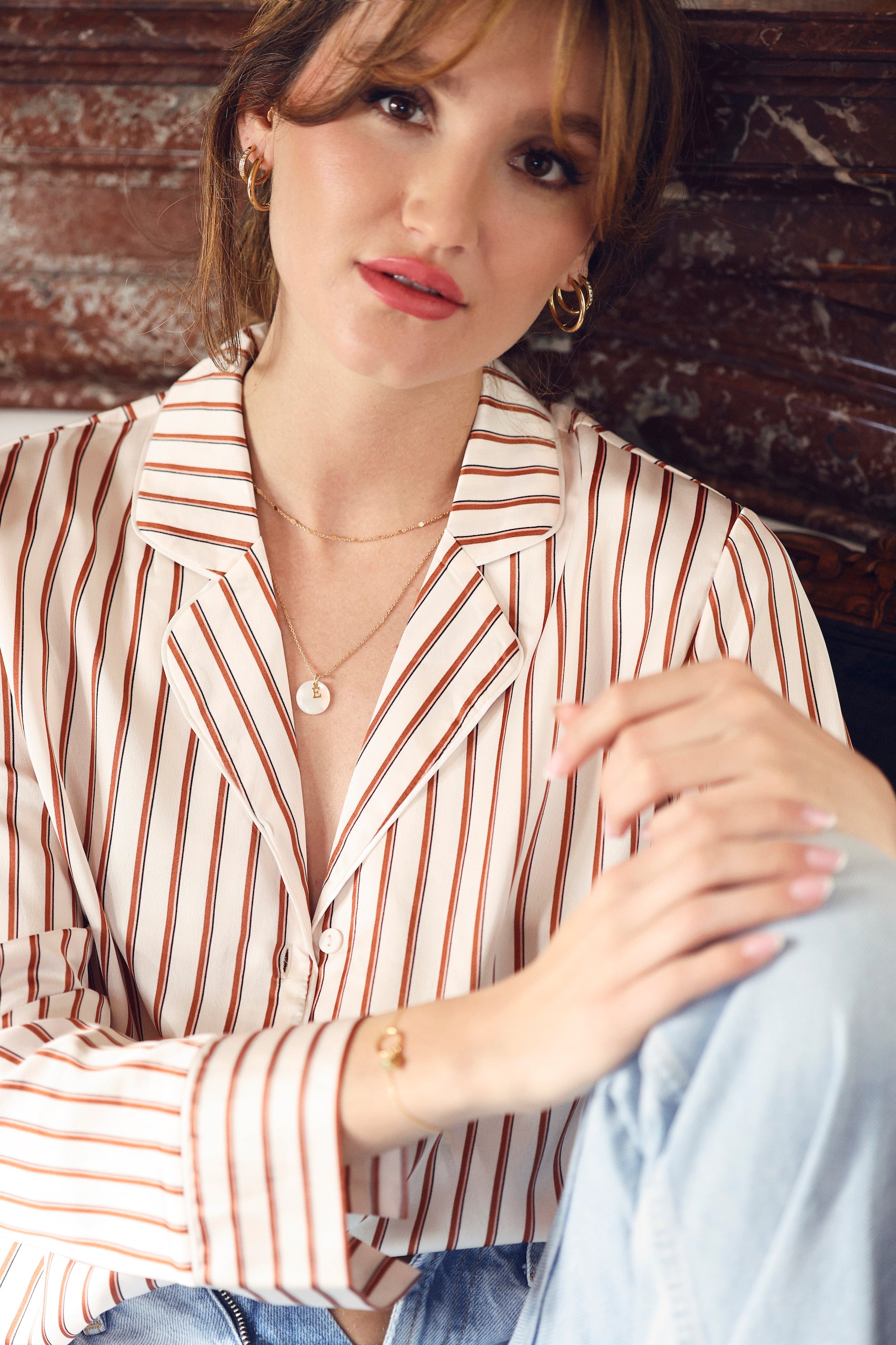 Pendentif rond en nacre à personnaliser avec lettre de l'alphabet ou charm - Bijou porté